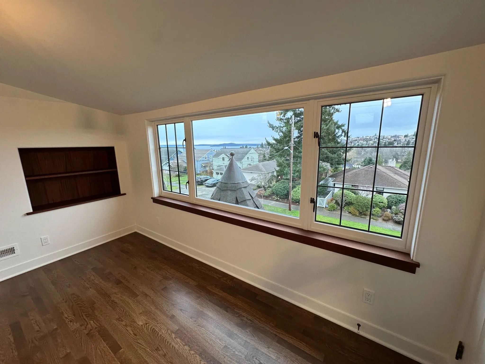 Upper bedroom with built-in wall niche
