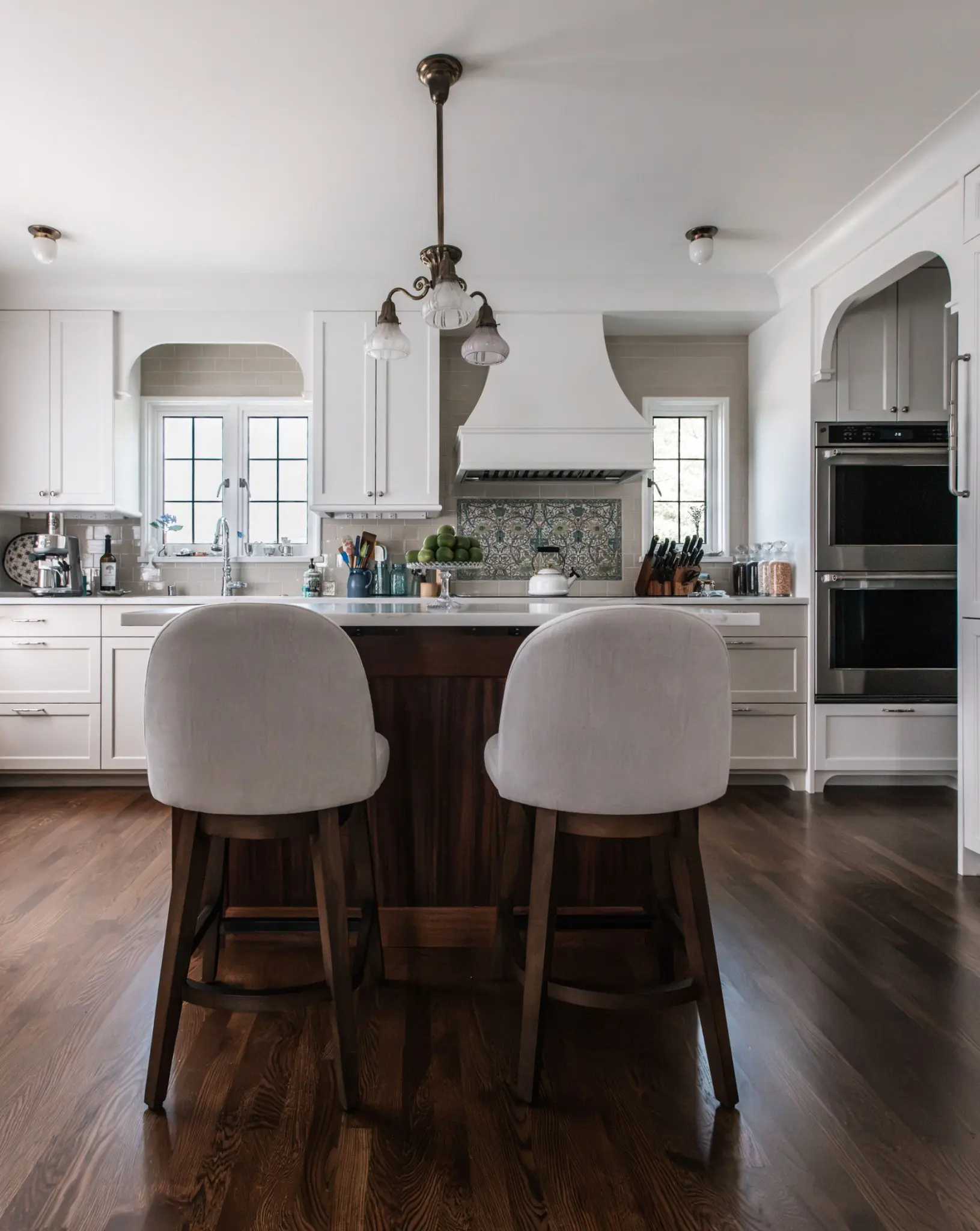 Kitchen island and custom plaster details